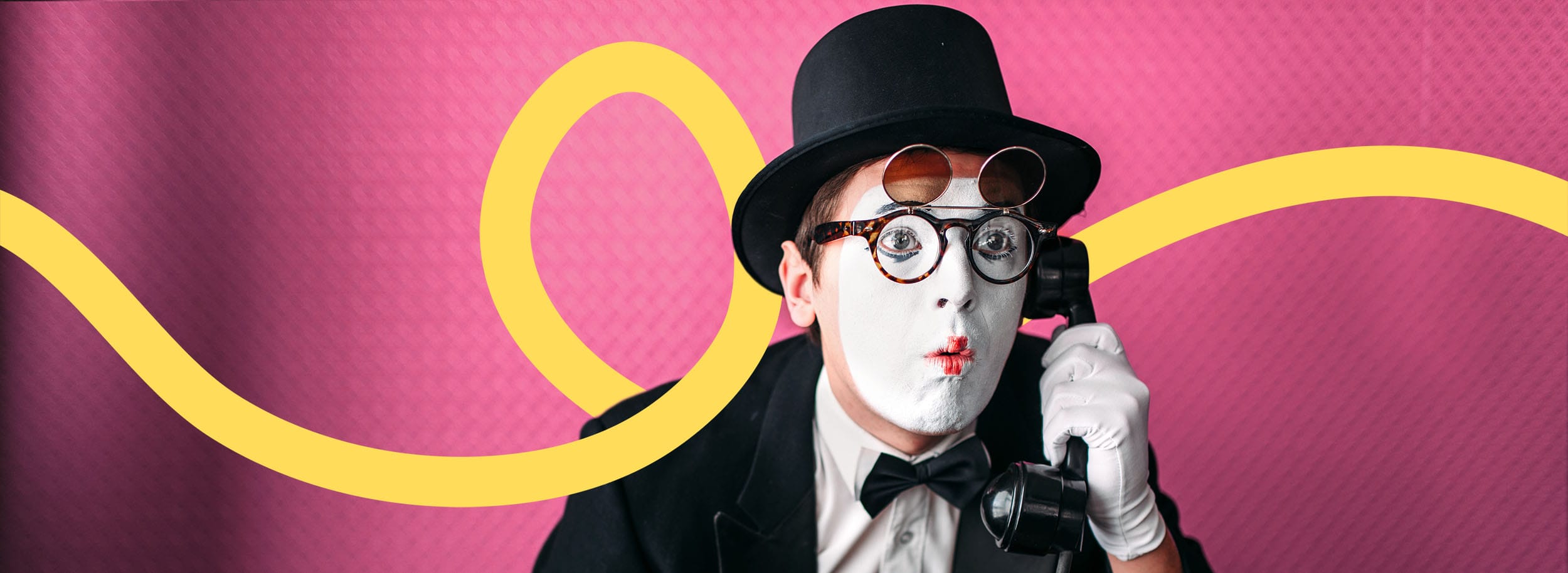 Photo de spectacle avec un personnage au téléphone pour imager le contact